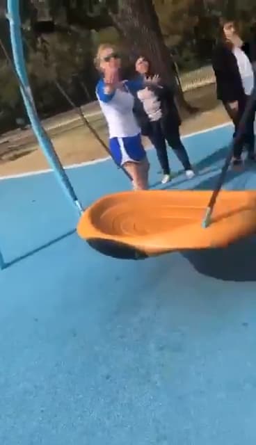 Jóvenes son amenazadas por mujer que se identificó como policía