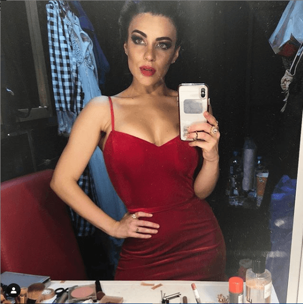 "Este (tatuaje de anillo) me lo hice porque es compromiso de amor propio, amor a mí misma, de nunca dejarme abajo, de siempre confiar en mí, de siempre creer en mí y amarme a mí primero que a nadie más", dijo.