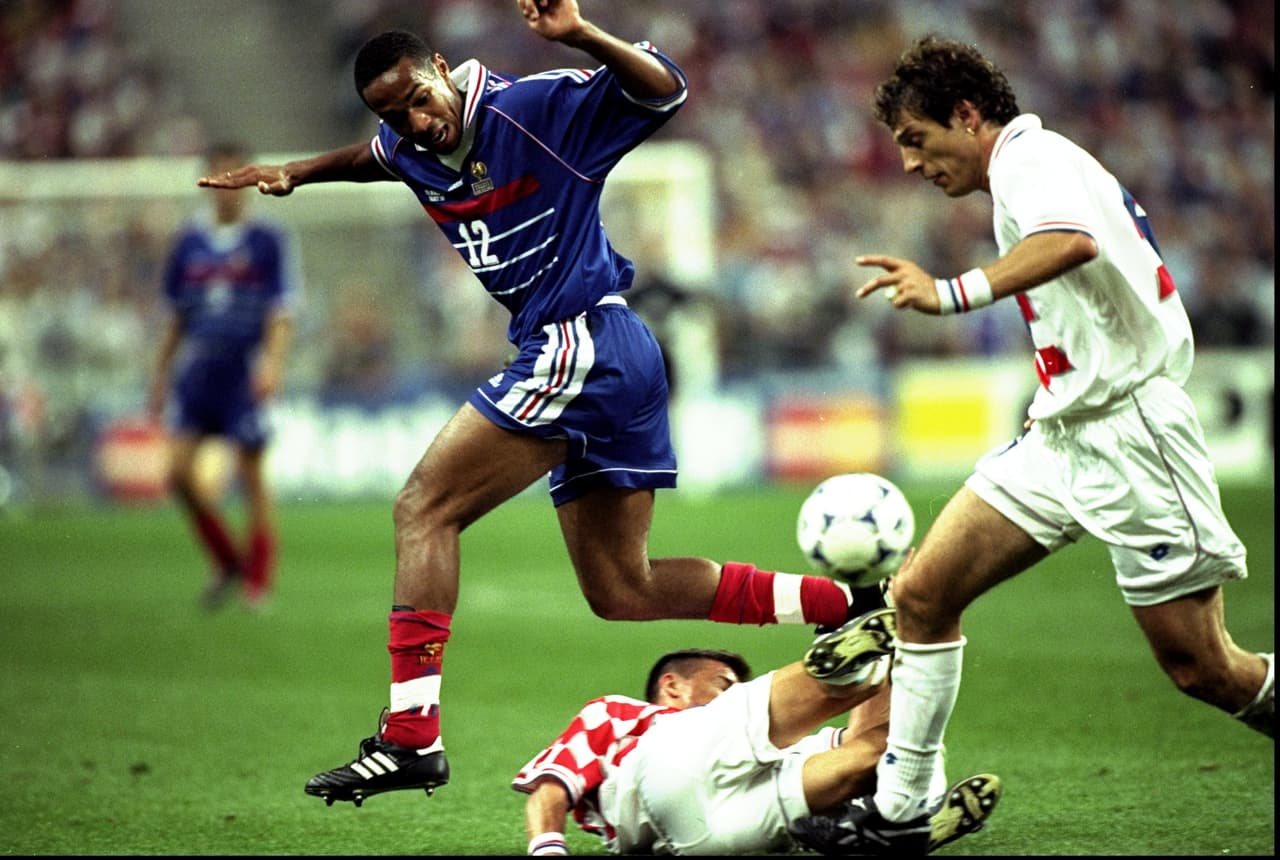 Slaven Bilic es poco querido en Francia, pues se le culpa de la expulsión al capitán Laurent Blanc en semifinales.