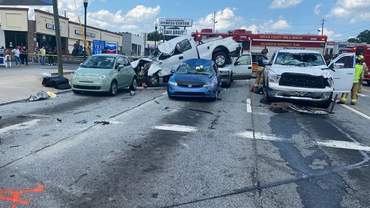 Un muerto y tres heridos en un choque múltiple de siete carros en Chamblee