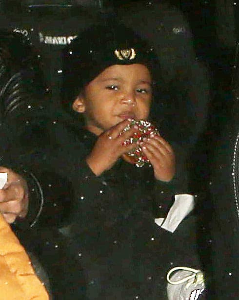 Así de grande está Saint, el segundo baby de 
<b>Kim Kardashian</b> y Kanye West, él derretía las redes sociales con sus fotos.