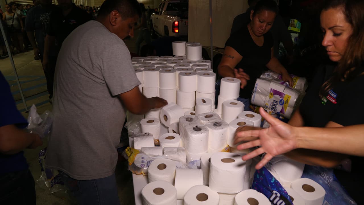 Así fue la entrega de ayudas por 'El Bueno, La Mala y El Feo' en Port Arthur, una de las localidades más afectadas por el huracán Harvey.