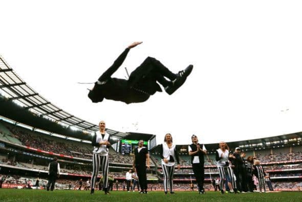 Este brinco hacia atrás es cortesía del equipo de baile Urracas, en Melbourne, Australia.
