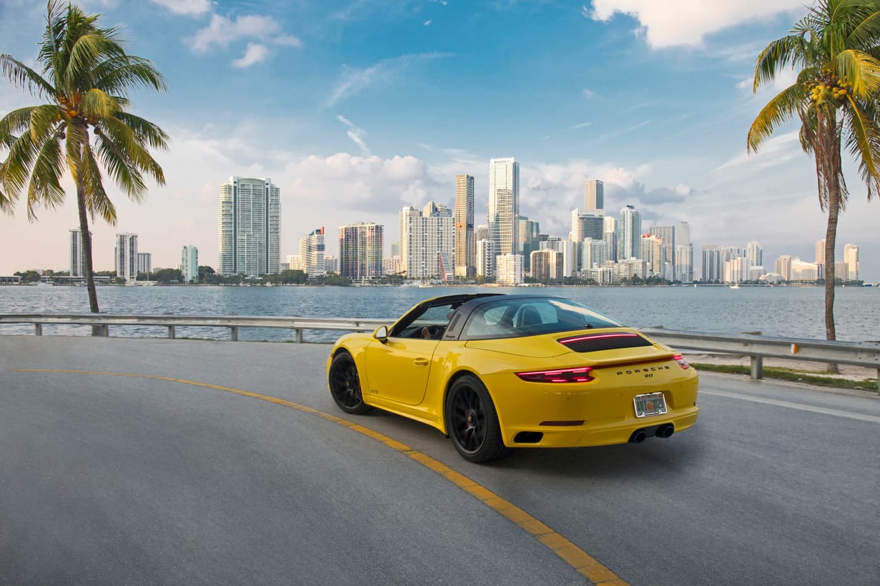 Motor de 3 litros con 6 cilindros bóxer y biturbo es una delicia, potente, capaz de subir de vueltas con rapidez, con un sonido bonito y clásico de la marca, y con mucha fuerza (par motor) desde pocas revoluciones como es de esperar en un motor turbo moderno.