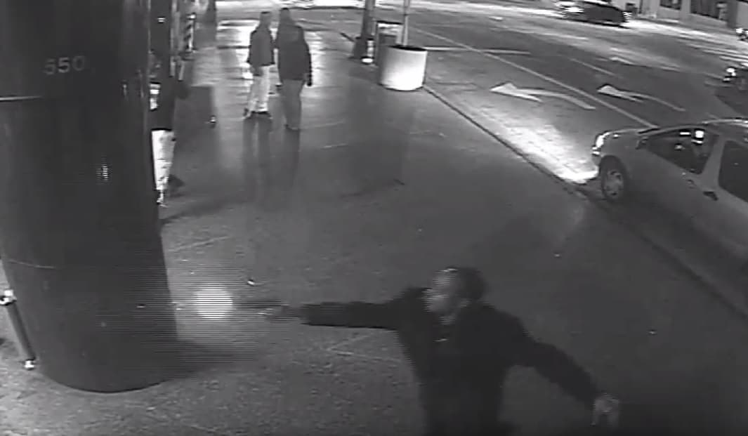 Revelan el vídeo de un tiroteo mortal en Los Ángeles y ofrecen 50,000 dólares por el sospechoso