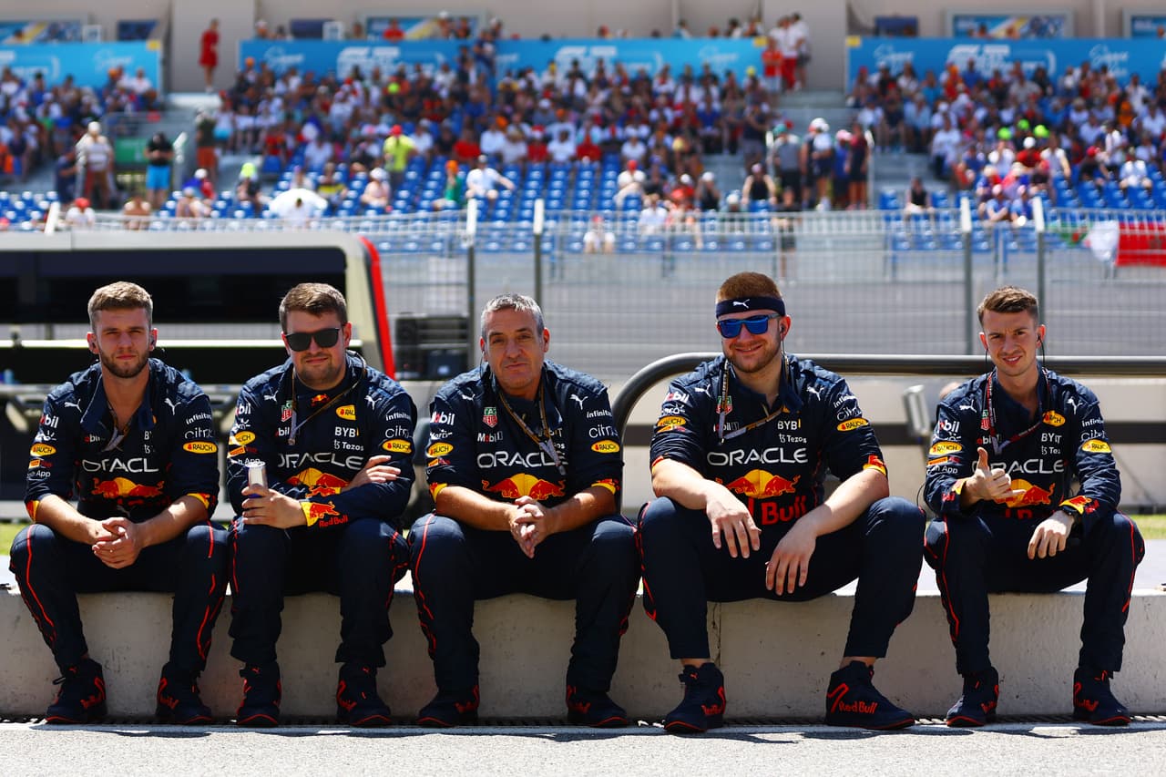Max Verstappen conquistó el Gran Premio de Francia por delante de Lewis Hamilton y George Russell. Checo Pérez fue cuarto y Charles Leclerc tuvo que abandonar la carrera tras un impactarse con el muro.