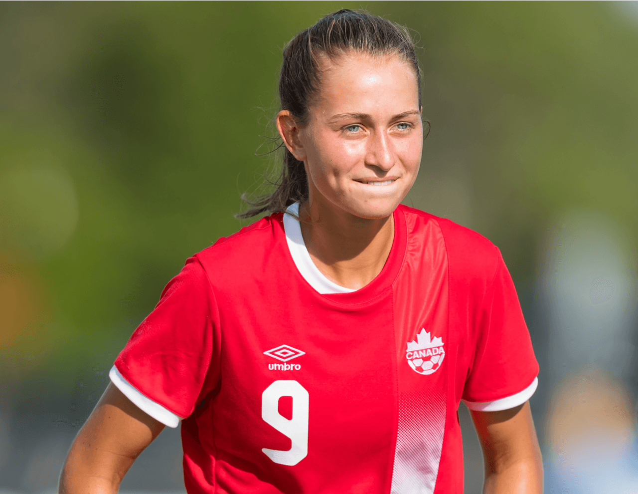 Jordyn Huitema es delantera canadiense y, con tan solo 18 años, ya es indispensable en los selectivos tanto juveniles como absoluta. Ha ganado bota de oro en el Sub-20 del 2018 on cinco goles. Debutó en la Copa del Mundo 2019.