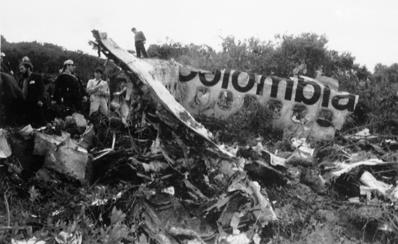 Los restos del fuselaje del avión, que se dividió en varias partes después de explorar en el aire. Con el lema “preferimos una tumba en Colombia a una cárcel en Estados Unidos”, 'Los Extraditables' decidieron usar la violencia extrema contra enemigos.