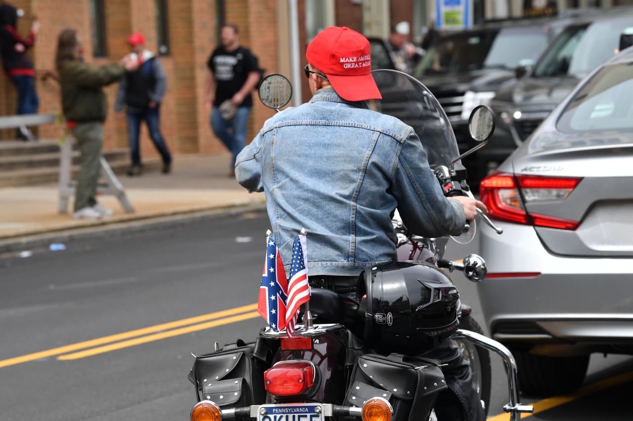 Un hombre viaja con un sombrero "Make America Great" mientras participa en una manifestación de "reapertura" en Pensilvania el 20 de abril de 2020.