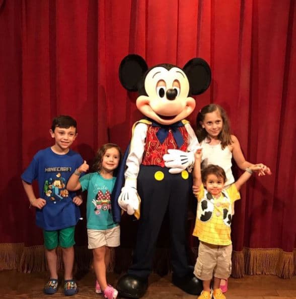 Daniel y Angélica conocieron a Mickey Mouse y posaron junto a él.