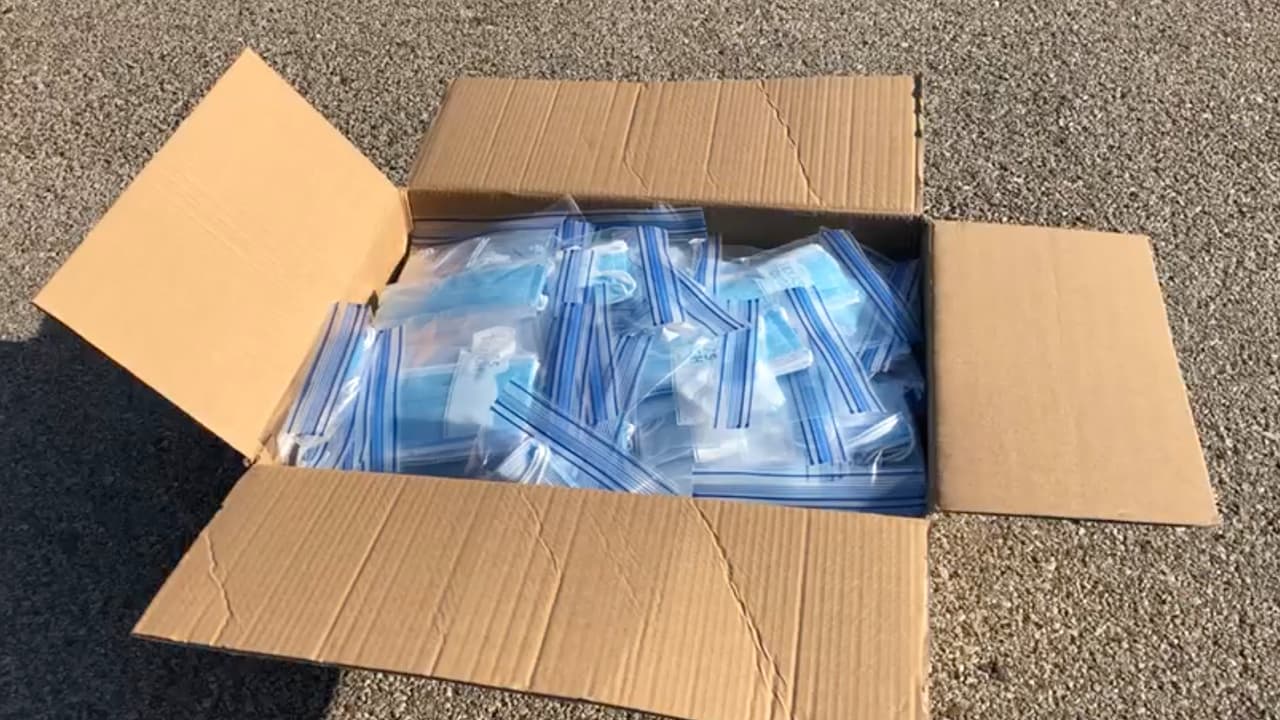 Desde el lunes 27 de abril,
<a href="https://www.univision.com/local/houston-kxln/desde-este-lunes-sera-obligatorio-usar-mascarillas-en-houston-y-el-condado-harris">es obligatorio cubrirse la cara cuando salga a la calle en Houston y el condado Harris. </a>Autoridades aclararon que puede usarse una mascarilla, bufanda, pañuelo o bandana.