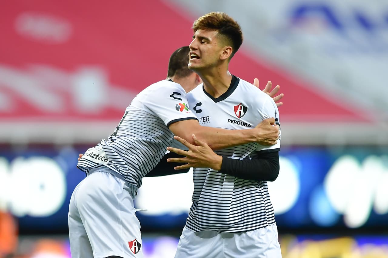 Alejandro Gómez se levanta en el saque de esquina y Mazatlán recibe el primer gol en su historia.