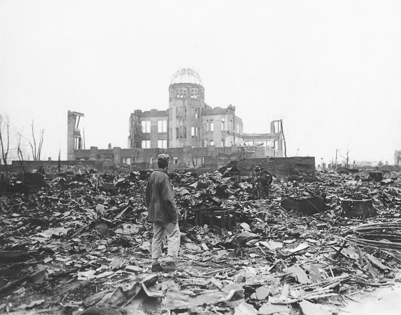 El 6 de agosto de 1945, Hiroshima fue destruida por una bomba que mató a 140,000 personas. Tres días después, Nagasaki sufrió el mismo destino, con otras 70,000 muertes.
<br>
<br>En esta foto de archivo de 1945, un corresponsal de guerra se encuentra en las ruinas de Hiroshima, Japón, pocas semanas después de que la ciudad fuera arrasada por una bomba atómica.