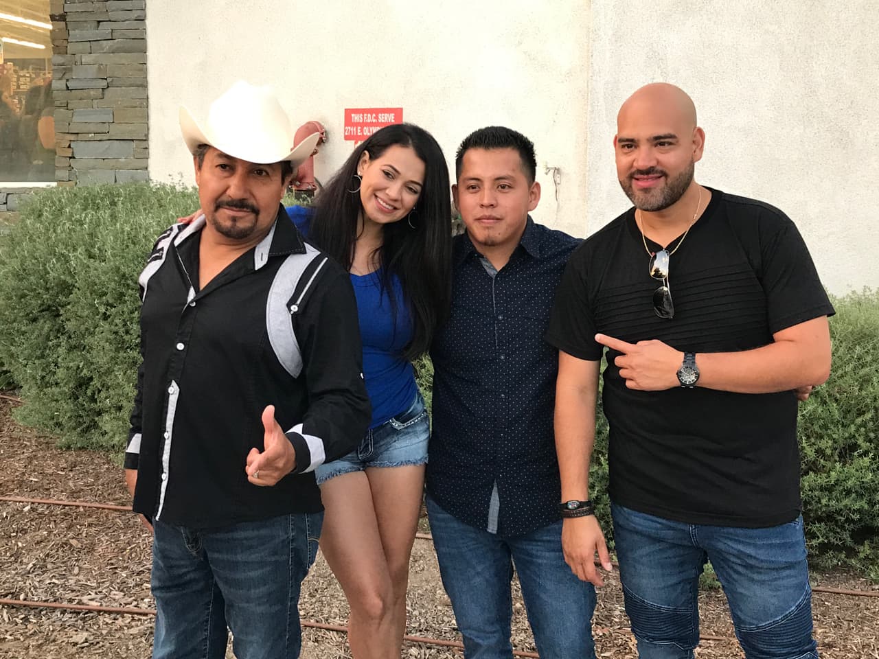 El Bueno, La Mala y El Feo llenaron las calles de seguidores de Christian Nodal para su primer encuentro con sus fans en la ciudad de Los Ángeles.