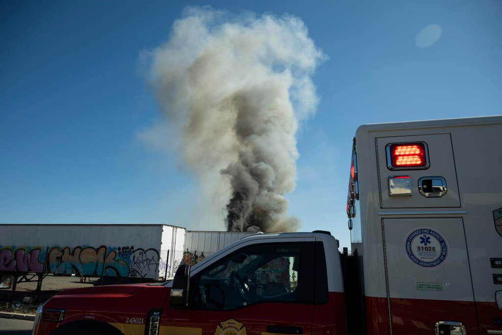 El cielo estaba despejado y la temperatura fresca, en los 46 grados Fahrenheit, cuando 
<b>una columna de humo negro</b> llamó la atención de miles de personas en Port Richmond, Filadelfia, este domingo 2 de marzo.