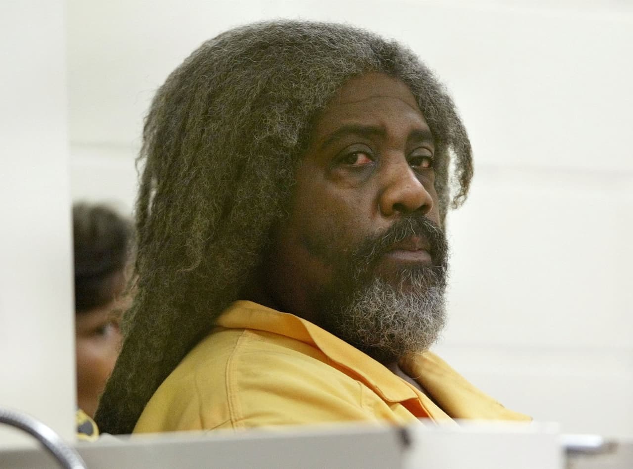 <b>Marcus Weston.</b> Fue encontrado culpable en 2005 de matar a nueve de sus hijos en Fresno, California. Sus cuerpos fueron descubiertos en un dormitorio trasero, apilados desde los más jóvenes hasta los mayores. Sus edades estaban entre 1 y 25 años.
<br>