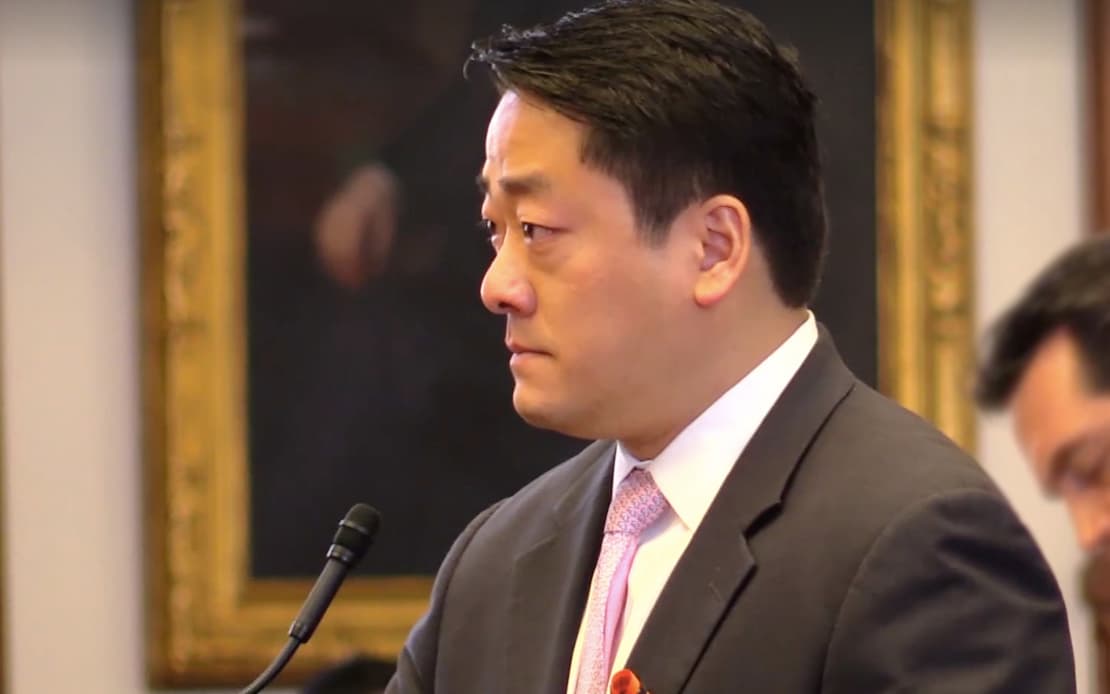 Gene Wu: El representante estatal por el distrito 137 dio uno de los testimonios más emotivos de toda la sesión en la Cámara de Representantes. “Soy inmigrante. Mis padres son inmigrantes”, dijo con lágrimas en los ojos. “Estaba pensando en mis hijos nacidos en Texas y mis padres nacidos en China hoy cuando hice esos comentarios en el pleno de la Cámara en contra de la SB4”, publicó más tarde en Twitter.