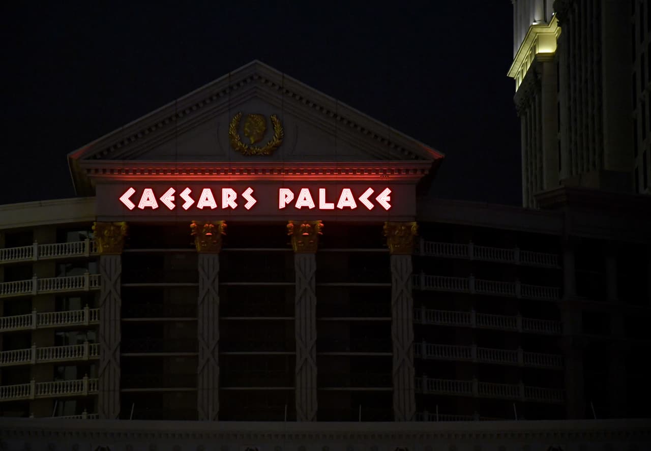 <b>Puesto 9. Caesars Entertainment. Trabajadores suspendidos: alrededor de 59,400.</b> Esta operadora de casinos y hoteles anunció a principios de abril sus planes para suspender el 90% de sus 66,000 empleados. Los afectados recibirán cobertura de seguro médico hasta fines de junio.