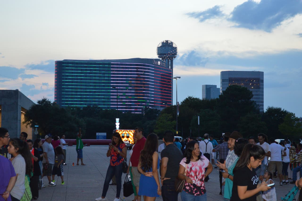 Sorpresa para muchos fue que el Omni Hotel mantuvo la bandera dibujada con luces interactivas en la fachada del ediicio.