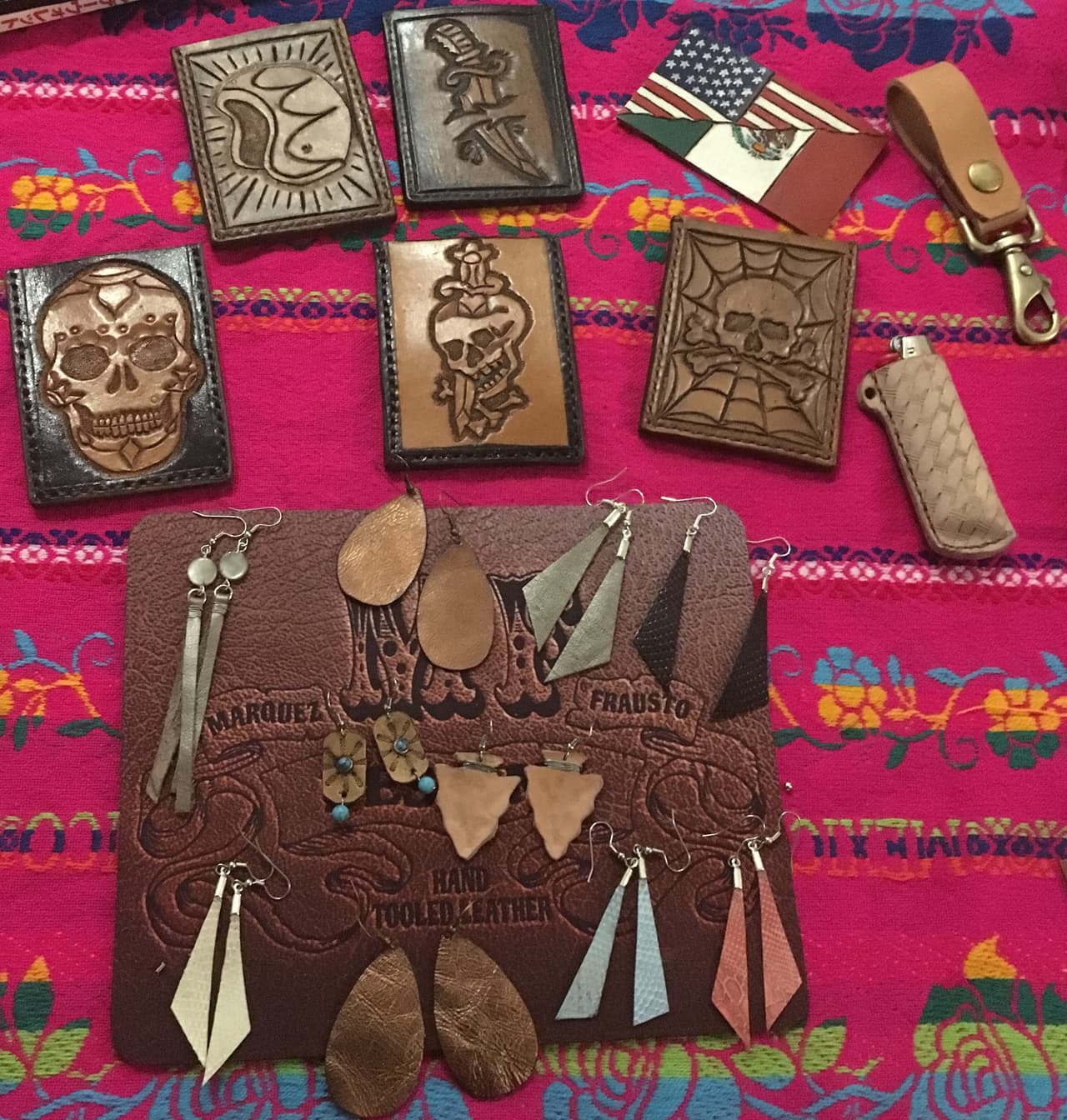 El trabajo de José Frausto incluye carteras, bolsas, aretes y monederos de cuero.
<br>