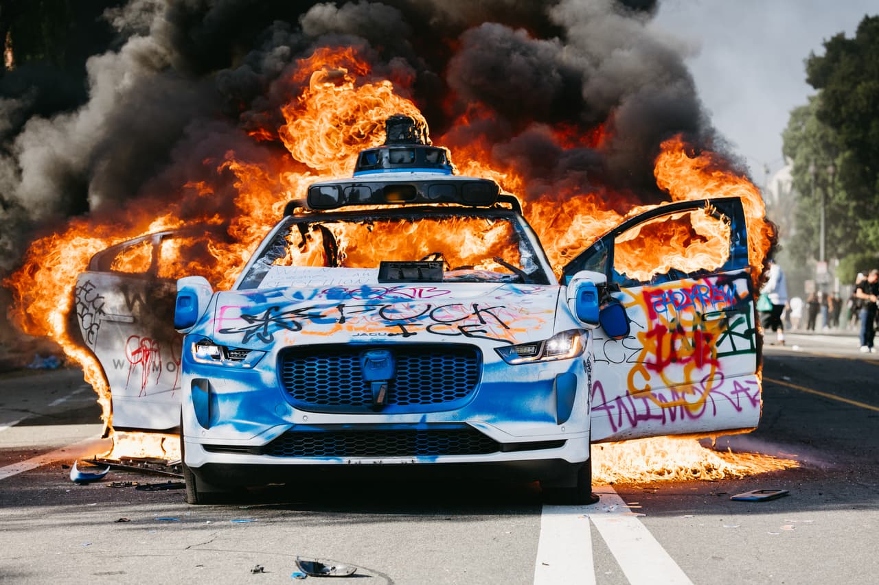 Al menos 
<b>cinco vehículos Waymo fueron incendiados </b>durante las 
<a href="https://www.univision.com/local/los-angeles-kmex/trump-envio-guardia-nacional-los-angeles-newsom-anuncia-demanda">protestas en Los Ángeles en contra de ICE</a> este domingo 8 de junio. 
<br>
<br>Representantes de la compañía, indicaron que 
<b>suspenderían el servicio de estos taxis sin conductor en el área de las manifestaciones</b> en Los Ángeles para evitar que se repitiera la escena.