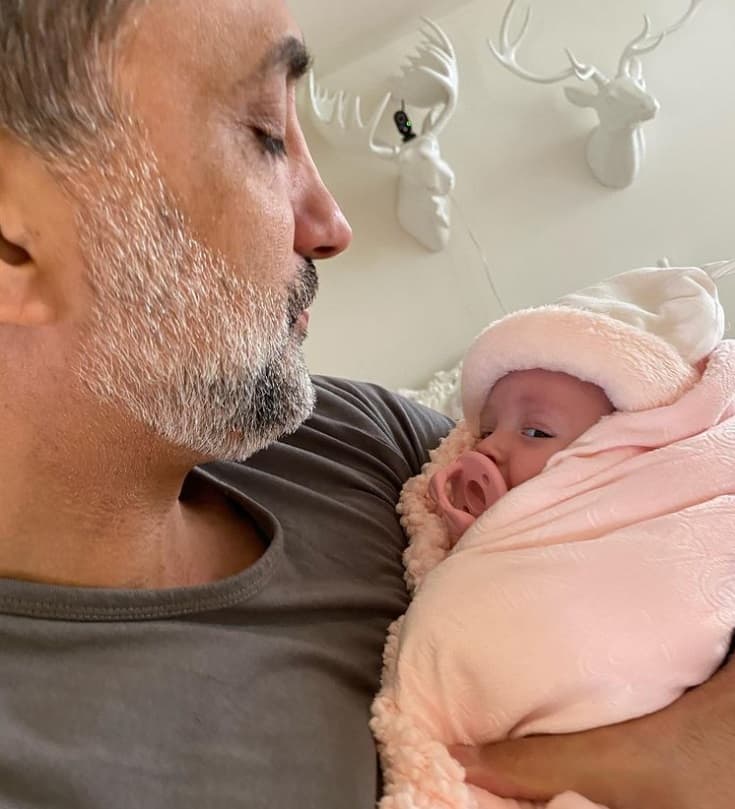 No dejó pasar las fechas importantes como el cumpleaños de Bella o su bautizo, donde enfatizó las ganas que tenía de celebrar con ella: "Qué buena foto, ojalá pudiera haber estado allí".