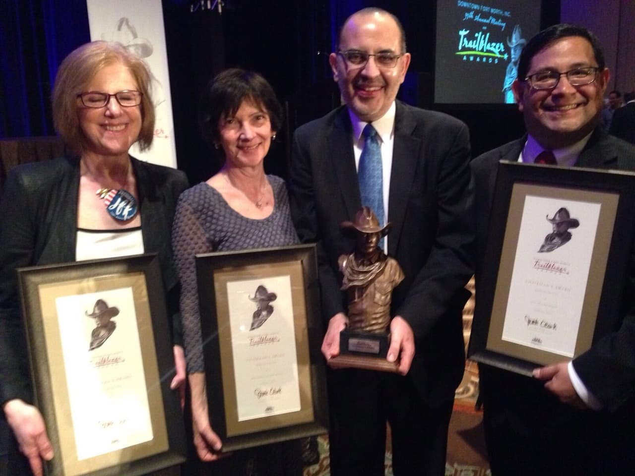 Reconocen a cónsul de México en Dallas por contribuciones a Fort Worth