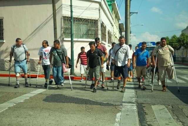 Algunos sin piernas, otros sin brazos, se embarcaron sin documentos y con muy poco dinero en una peligrosa aventura.