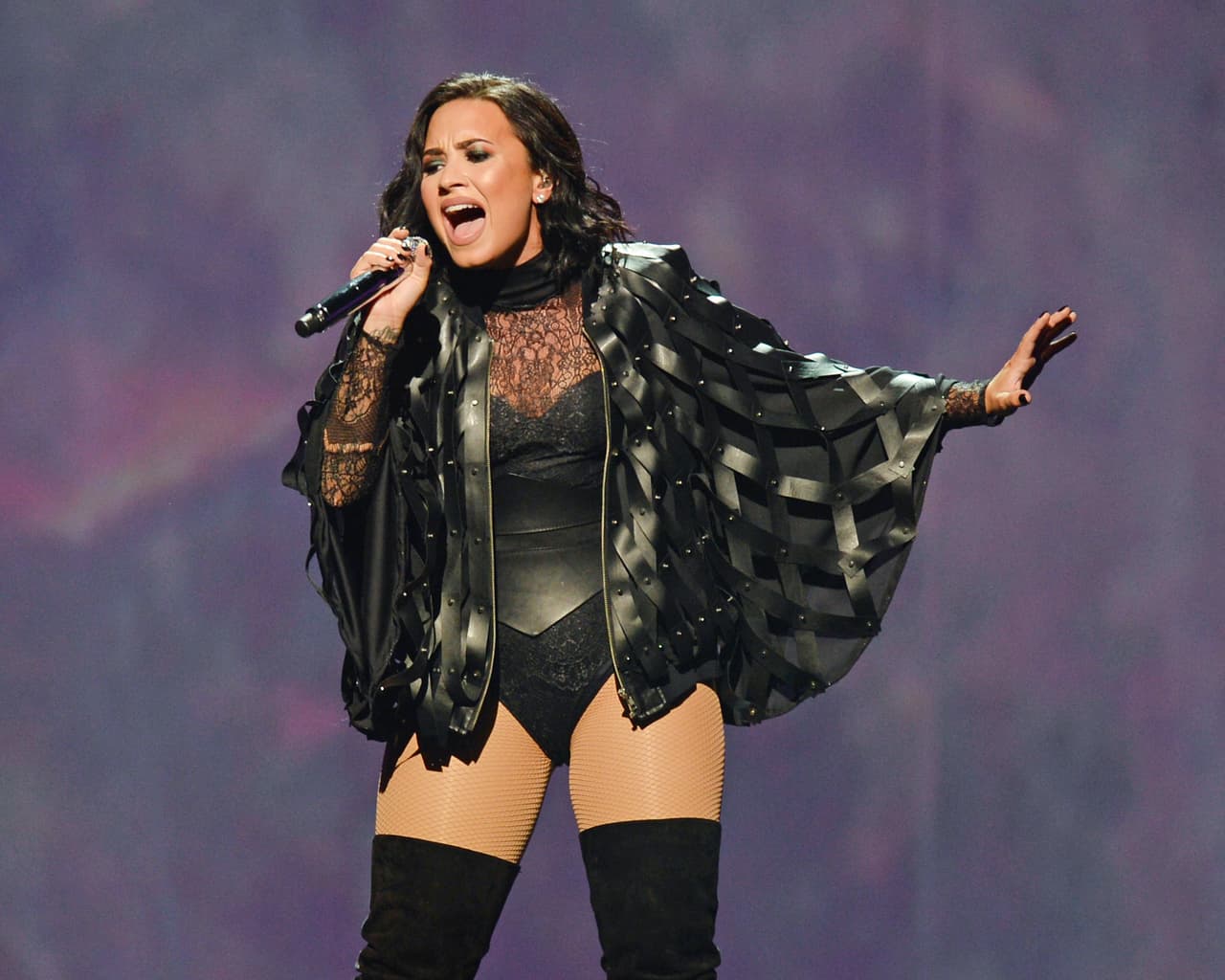 Demi ha pasado por probemas de peso, y aunque lo que siempre destaca es su talento, también se preocupa por lucir increíble.