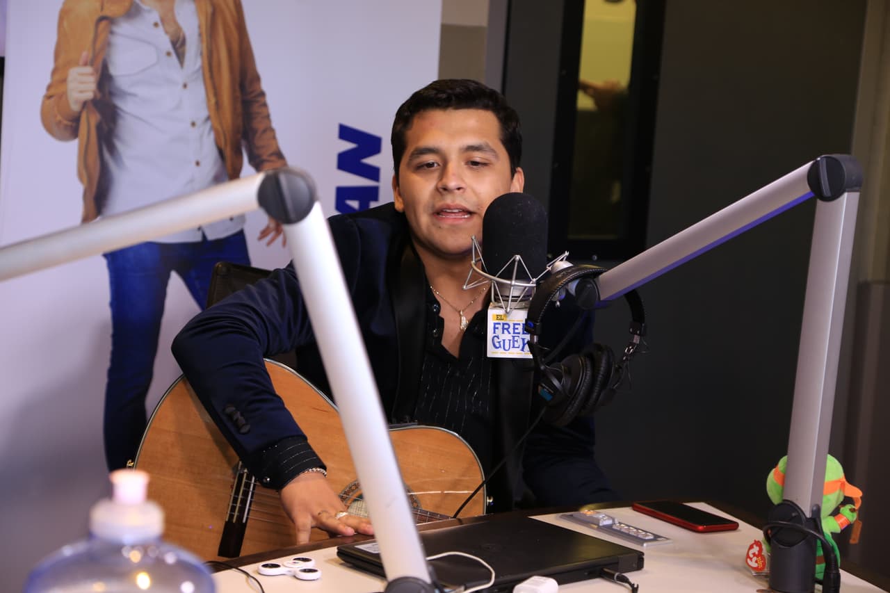 Y aunque el reto estaba algo difícil, el cantante no se rajó y aceptó.