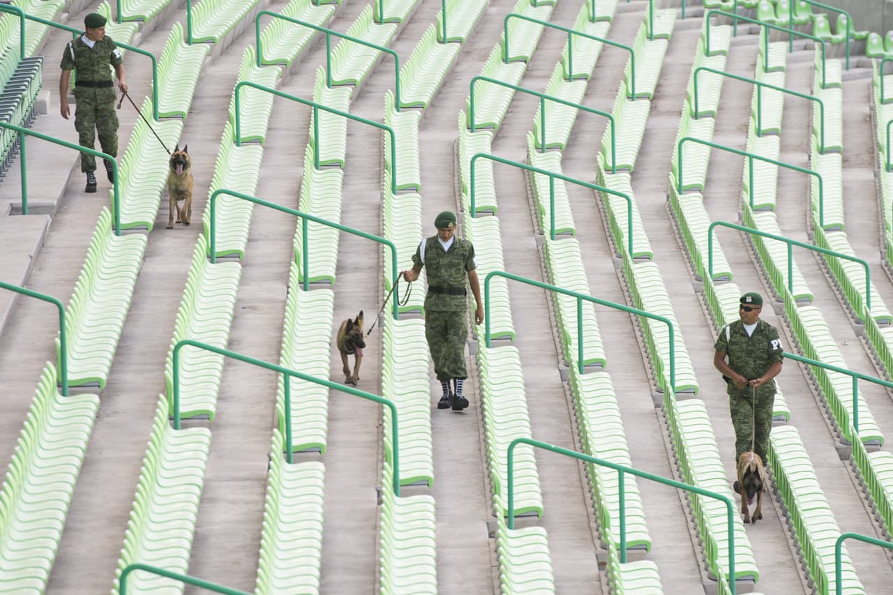 Las autoridades recorrieron el escenario para ofrecer seguridad a los espectadores.