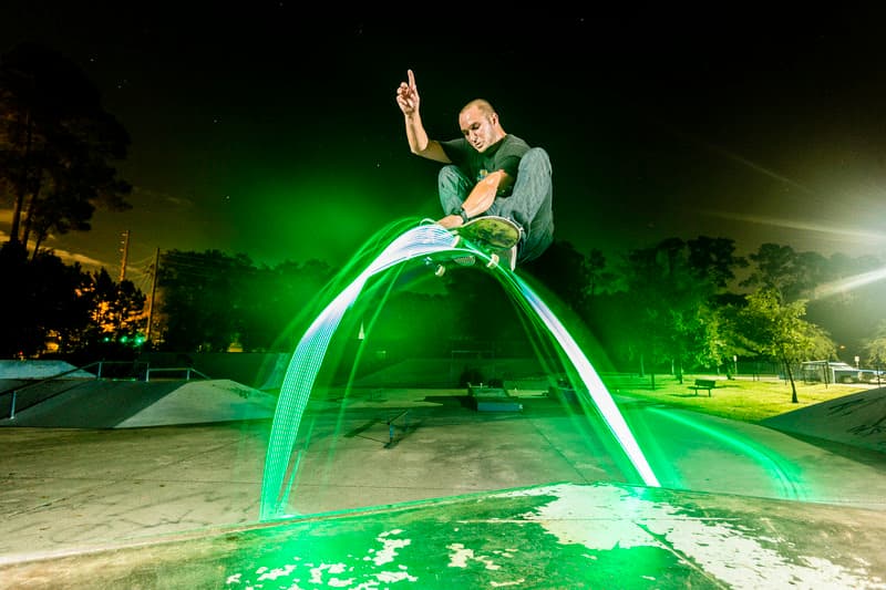 Las nuevas tecnologías se mezclan con los tradicionales juegos para ponerle brillo y color a las noches de verano. Mira cómo decorar tu patio, las zapatillas de tus hijos, sus patinetas y hasta sus cabelleras, con estos accesorios que brillan en la oscuridad.