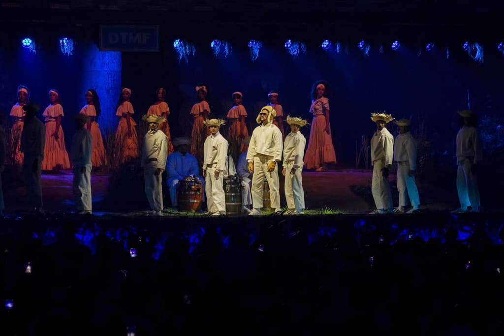 La fortuna del artista está estimada en 50 millones de dólares, según Fortune.