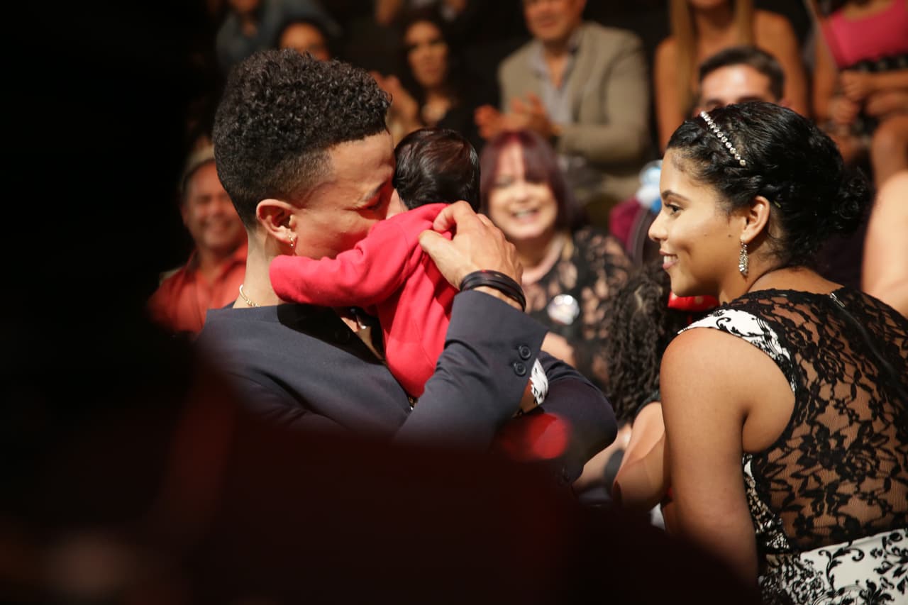 Mira nada más su reacción al abrazar a su bebé.