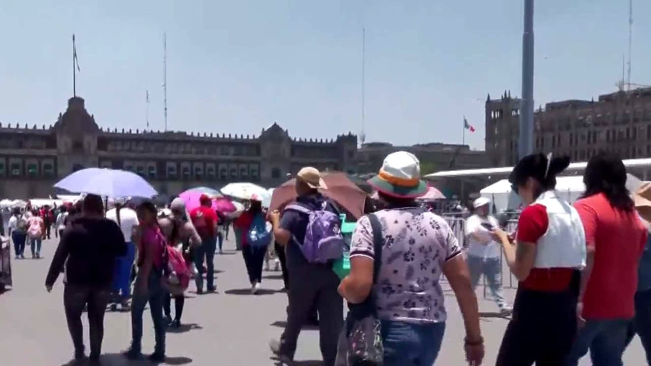 Trabajadores de la educación marchan en la Ciudad de México para exigir mejoras laborales