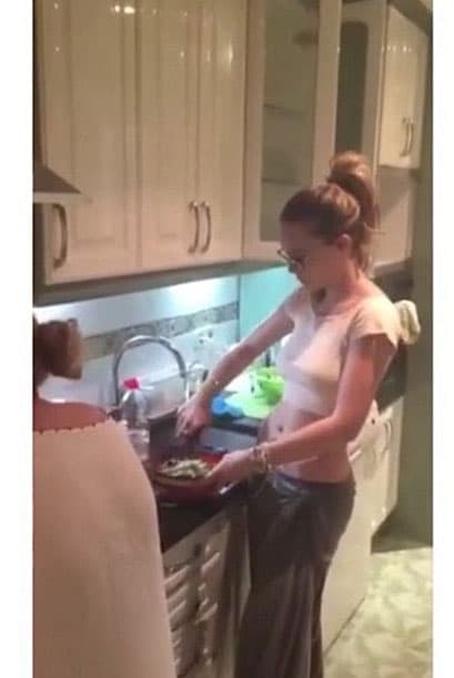 Cantantes como Belinda disfrutan mucho cocinar en casa y con su familia. "Estos son los momentos que no cambio por nada... #cocinandoconlaabuela".