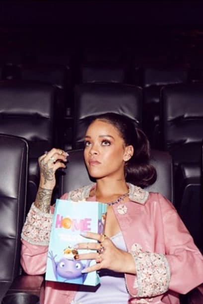 Es imperdonable ir al cine y no disfrutar de las clásicas palomitas. Sigan el ejemplo de Rihanna.