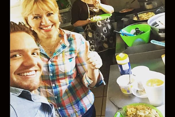 ¡Así se come en Sonora! Se nota que El Dasa tiene un muy buen apetito.