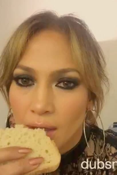 Jlo no pierde el 'glamour' ni cuando está comiendo. A veces rompe un poco la dieta y se consiente con algo mucho más rico.