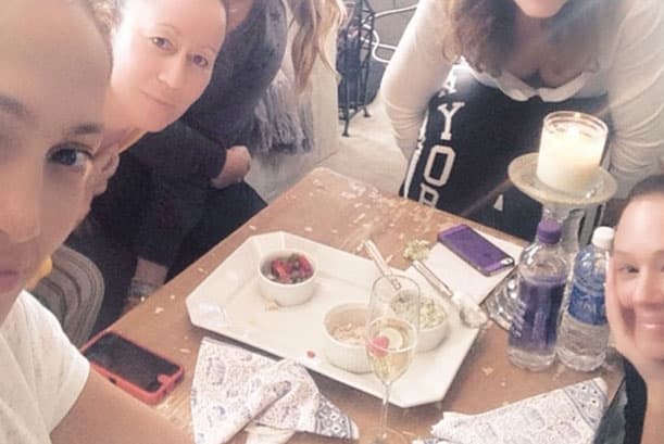 Cuando sale con sus amigas a comer, disfrutan tanto de los alimentos, ¡que no dejan nada en el plato!