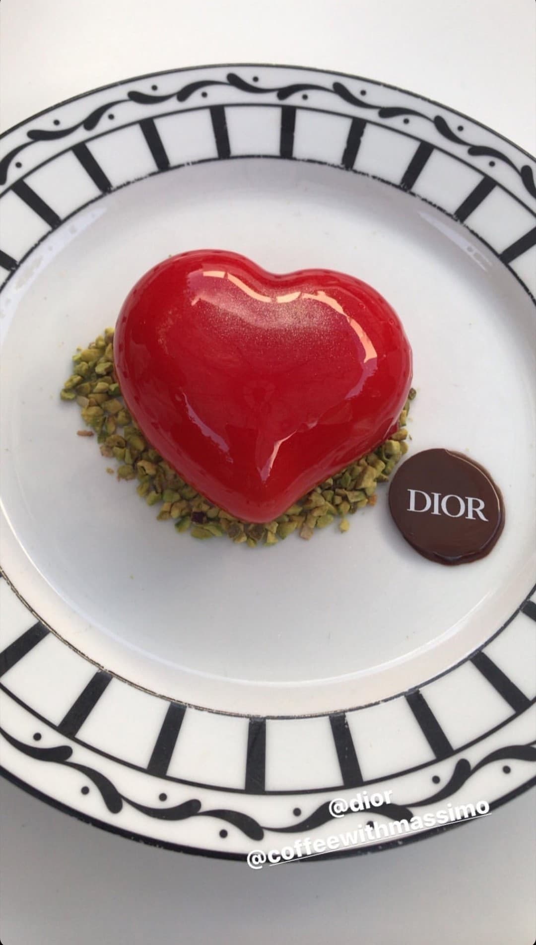 Con este postre en forma de corazón festejaron la complicidad que tienen al frente y detrás de cámaras.