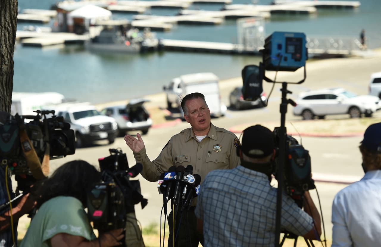 Hasta ahora
<b>no hay evidencia de que el hecho haya sido un crimen premeditado</b>, dijo el capitán del sheriff Eric Buschow. "Esto puede ser un caso de ahogamiento", agregó.