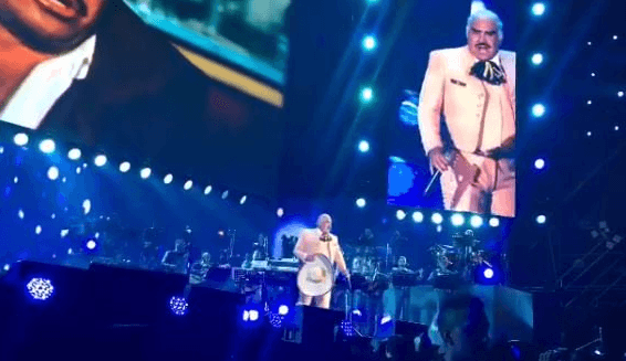 Como la gran estrella que es, Chente se cambió de traje por uno más claro y con detalles en dorado en somprero y los costados del pantalón, pero ¿Qué crees? Que el pantalón le quedaba grande así que pidió permiso para cambiárselo ...