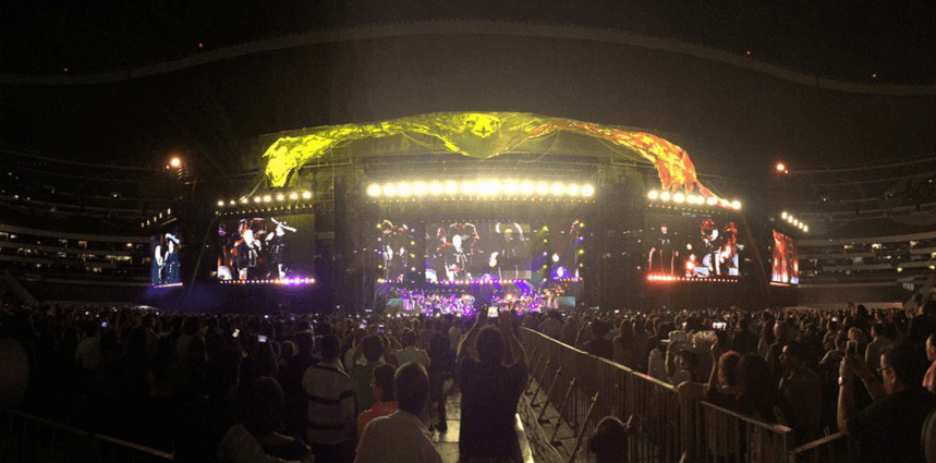 En un momento del concierto, el cantante ya cansado decidió sentarse frente a una mesita y sus tequilas, estando ahí comenzó a platicar con los asistentes como si estuviera en la sala de su casa, con toda la comodidad y confianza que lo caracterizan.