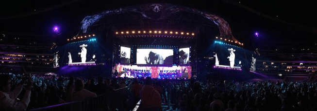 Ya pasaban de la media noche y el tequila hizo de las suyas en el cantante por lo que incluso él señaló que sus hijos lo habían regañado, pero para él era justo tomar por 56 años de carrera y por estar en su último concierto.