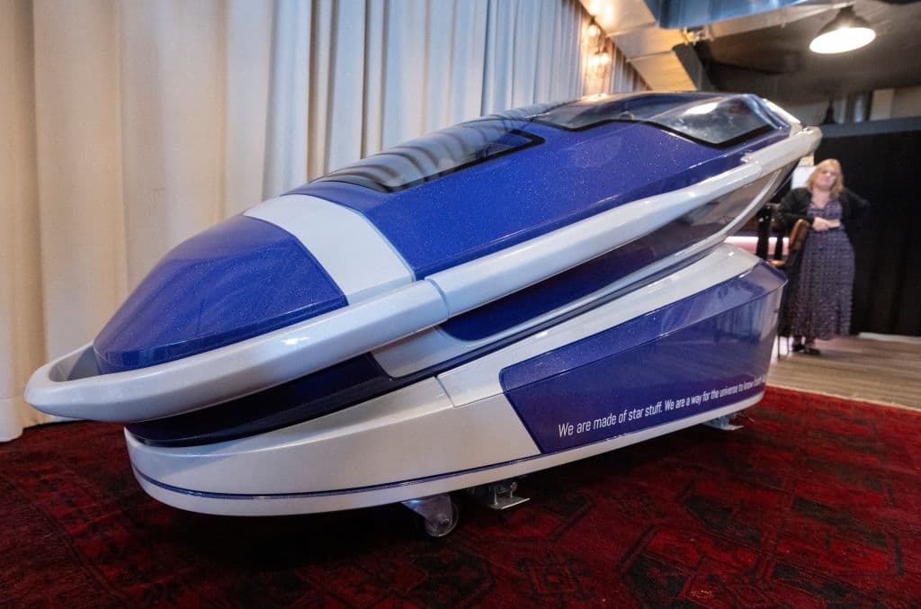 La controversia por la muerte de una mujer de EEUU en la “cápsula de suicidio”, la primera de su tipo reportada en el mundo