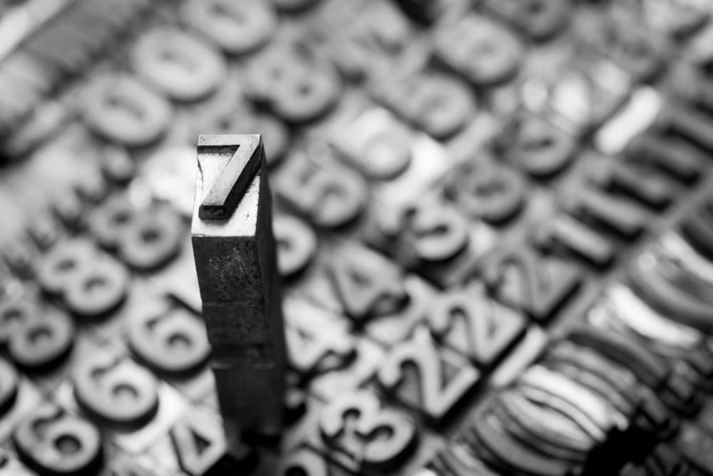 <b><u>Si tu sendero de la vida es el Número Siete</u></b>
<br>
<br>
<i>Tu vibración es la sabiduría, el conocimiento</i>
<br>
<br>
<i> </i>Tu karma es de sabiduría y misticismo, el eterno buscador del conocimiento. Estudias, aprendes de todo y de todos. Los que poseen el siete tienden más bien a ser solitarios, filosóficos, pensadores, algo ermitaños, un poco antisociales en cuanto a las reuniones de ese tipo que consideran superficiales o banales, pero tienes la necesidad de compartir con otros tus conocimientos por eso escribes o eres maestro, profesor, conferencista.