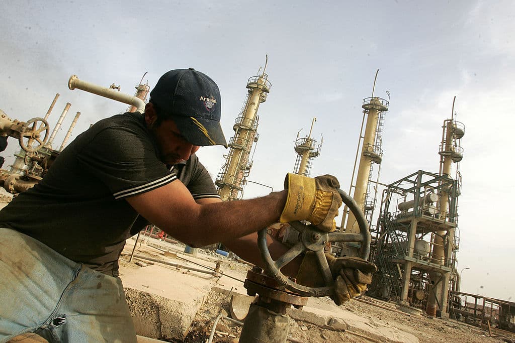 Un trabajador iraquí ajusta una valvula de control en la refinería de petróleo Daura el 5 de noviembre de 2009 en Bagdad, Irak.