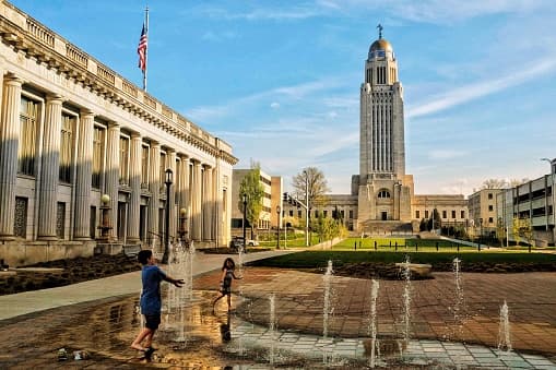 <b>Lincoln, Nebraska</b> 
<br>Ocupó el quinto lugar en el análisis de todos los factores. 
<br>
<br>La capital de Nebraska ocupó el puesto número 10 en accesibilidad, 19 en bienestar y 23 en calidad de vida. Lincoln tiene una población de 284,736, según el Censo de 2017.