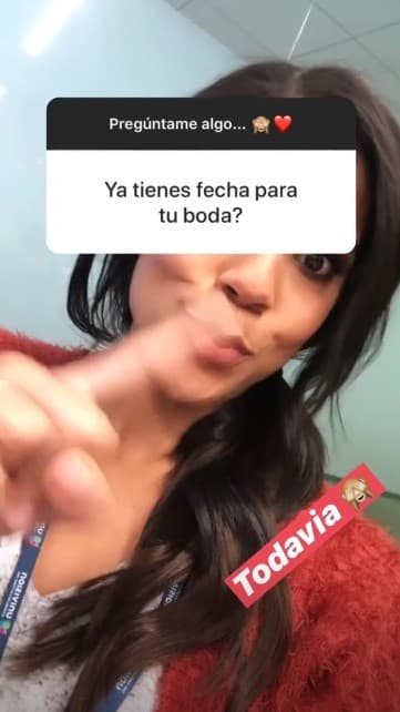 Las que destacaron fueron las relacionadas con su compromiso de matrimonio. Cuando la cuestionarion sobre la fecha dijo que aún no tenía mes y día para el gran acontecimiento.